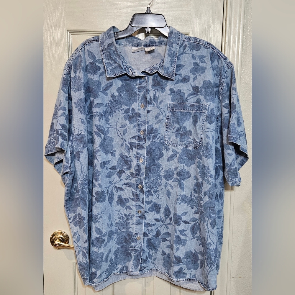 💜3/$12💜Women's Floral Denim Blue Button Down Shirt